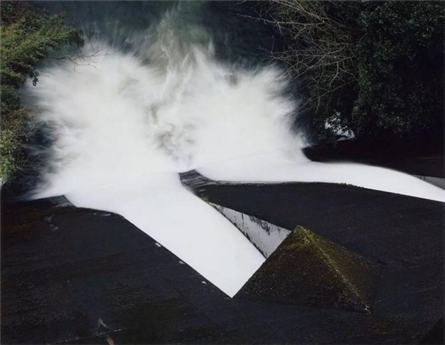 水与混凝土的对话：柴田敏雄镜头里的当代风景
