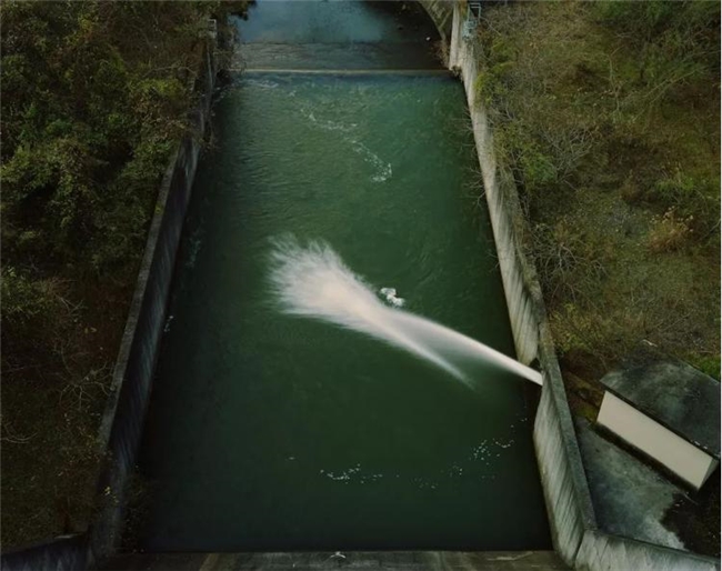 水与混凝土的对话：柴田敏雄镜头里的当代风景