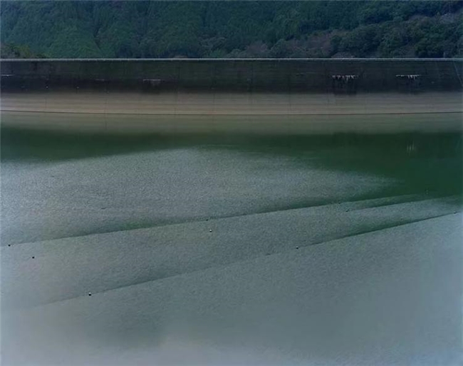 水与混凝土的对话：柴田敏雄镜头里的当代风景