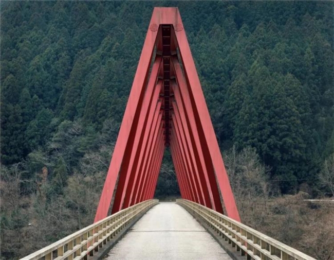 水与混凝土的对话：柴田敏雄镜头里的当代风景