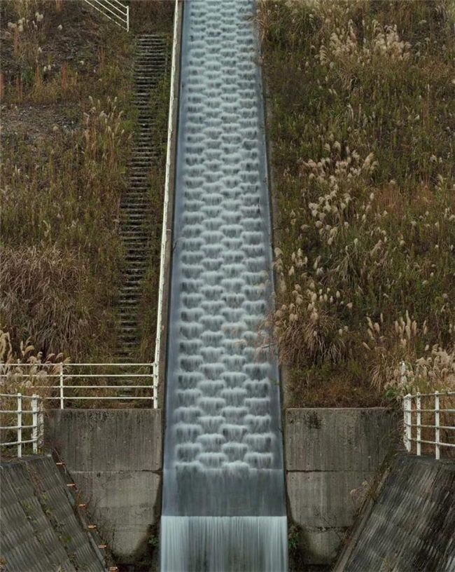 水与混凝土的对话：柴田敏雄镜头里的当代风景