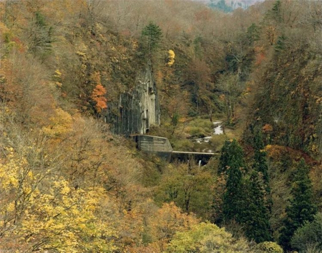 水与混凝土的对话：柴田敏雄镜头里的当代风景