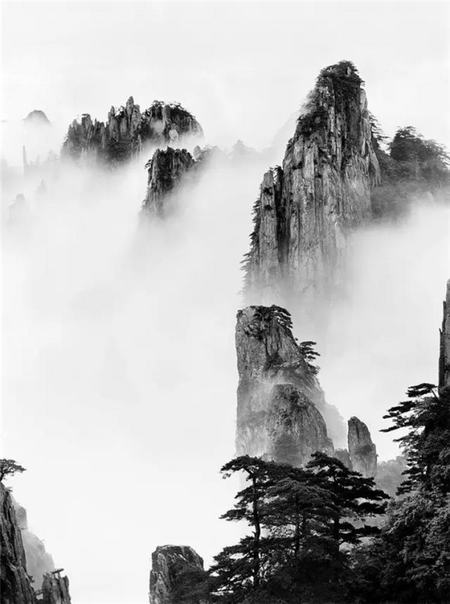 黑白光影里的黄山诗学，汪芜生用半世纪追寻山水摄影的禅意灵魂