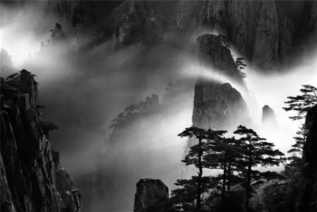 黑白光影里的黄山诗学，汪芜生用半世纪追寻山水摄影的禅意灵魂