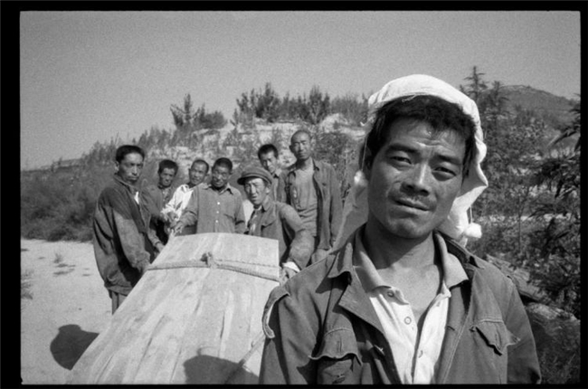 村民笔下的黑明：从 “古怪陌生人” 到贴心人，影像留住陕北村庄的沧桑与希望
