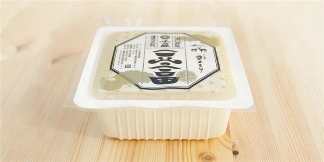 打破常规的字体创意：MILTZ以“骨头与烟雾”质感勾勒独特视觉语言