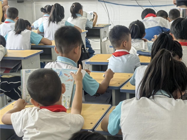 CAUC助航志愿服务队：作业本上解难题，绿茵场上享童年，吸管尖尖造世界