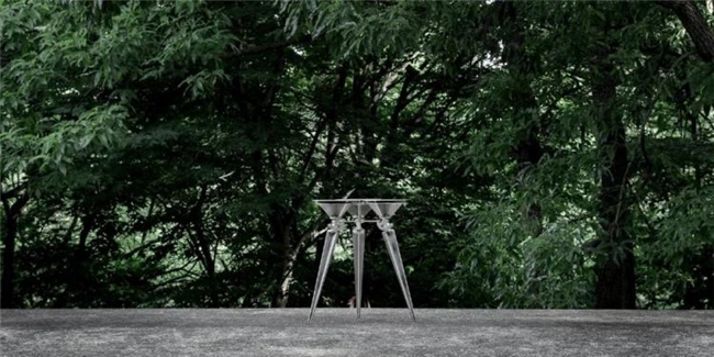 灵感源自景观照明挂钩，Chul-02锥形凳凭关节设计适配多地形环境
