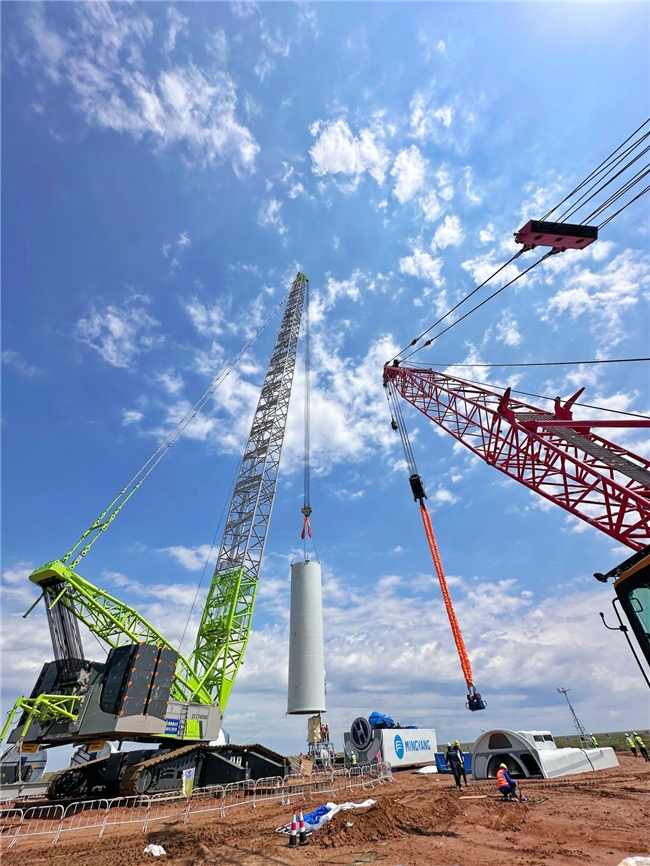 大唐苏尼特左旗30万千瓦风电项目首台风机顺利吊装