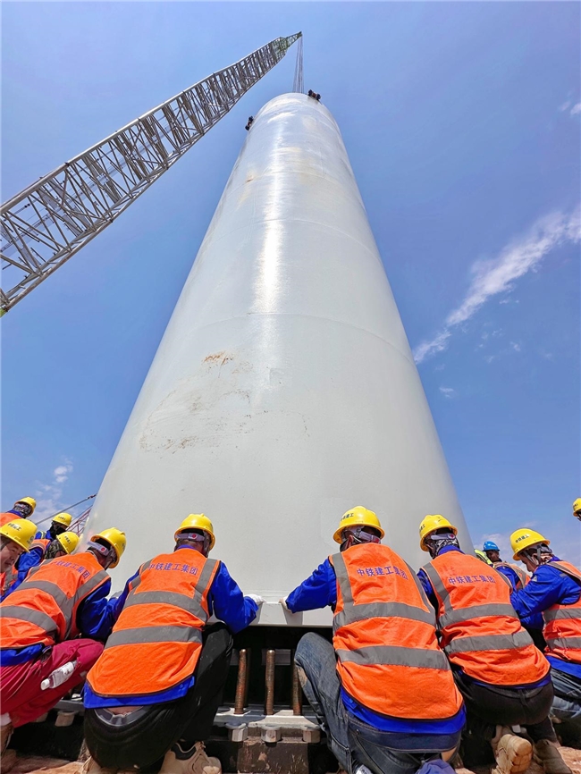 大唐苏尼特左旗30万千瓦风电项目首台风机顺利吊装第2张-南昌消费网