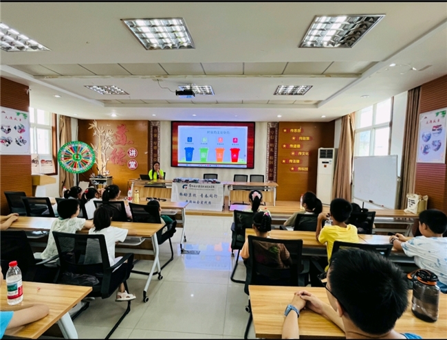 运河畔薪火相传 护生态共筑梦想——“脉动京杭 青春同行”实践团赴扬州运河沿线社区开展志愿服务