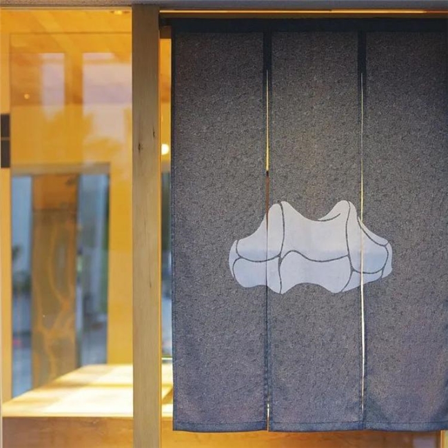 从插画大奖到个人展，栗田有佳以传统与现代交织的视觉语言备受关注