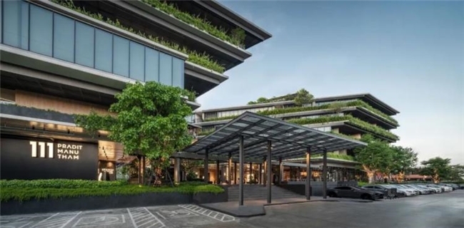 曼谷111号办公绿谷，密集社区中的自然与协作型工作空间设计