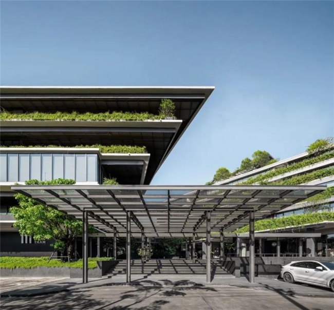 曼谷111号办公绿谷，密集社区中的自然与协作型工作空间设计