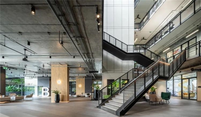 曼谷111号办公绿谷，密集社区中的自然与协作型工作空间设计
