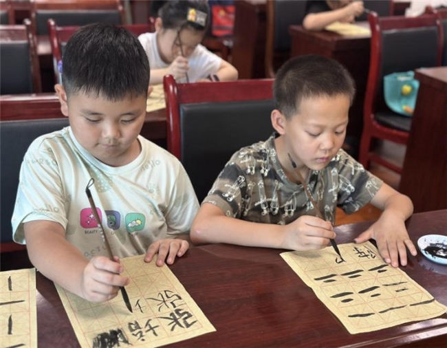 弈林对垒传雅趣，书海挥毫续文脉  “蛰启——遗韵传习”社会实践团队凤林社区书法象棋活动行，以雅艺传递文化情(图2)