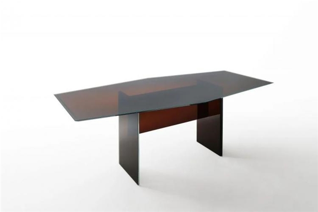 当代设计大师的玻璃创想，帕特里夏・乌奎拉与她的 Glas Italia 家具系列