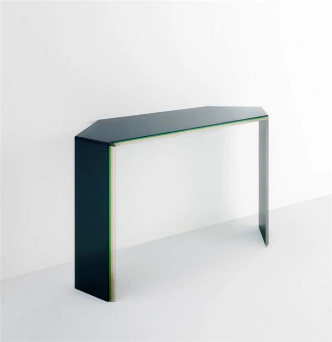 当代设计大师的玻璃创想，帕特里夏・乌奎拉与她的 Glas Italia 家具系列