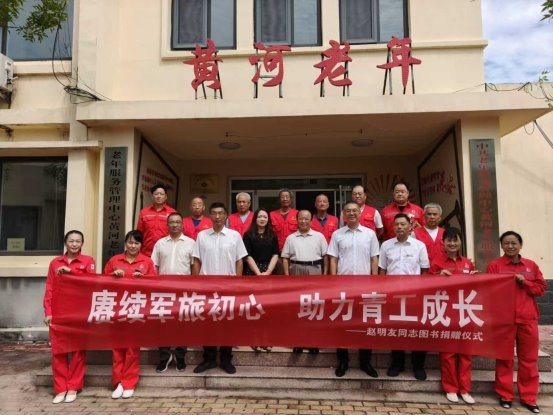 著名作家赵明友为退伍转业军人签名赠书 