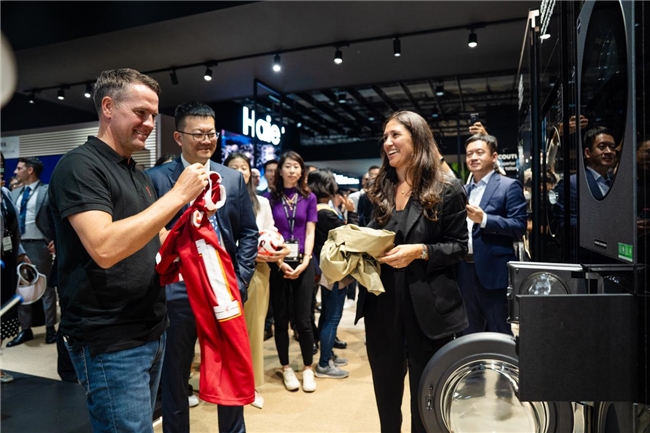 英格兰球星欧文现身IFA2025海尔智家展区