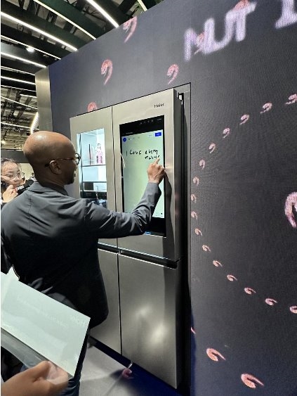 足球名将马克莱莱IFA体验海尔后留言：“I Love Everything ”