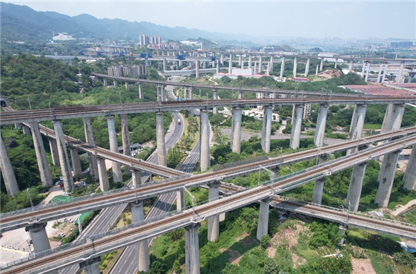 重庆铁路桥惊现第五层！立体交织尽显 “魔幻8D城市” 本色