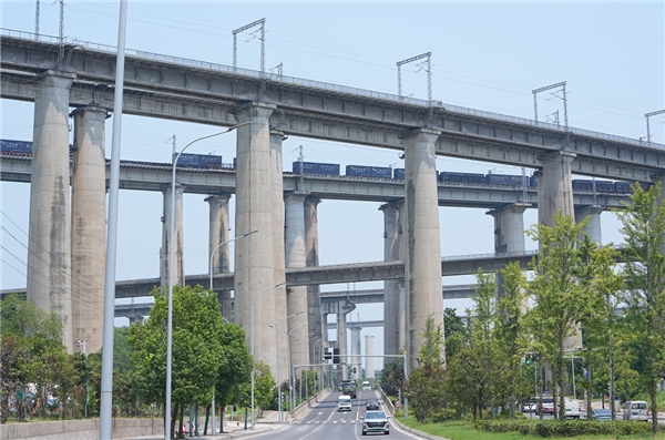 重庆铁路桥惊现第五层！立体交织尽显 “魔幻8D城市” 本色