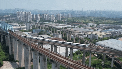 重庆铁路桥惊现第五层！立体交织尽显 “魔幻8D城市” 本色