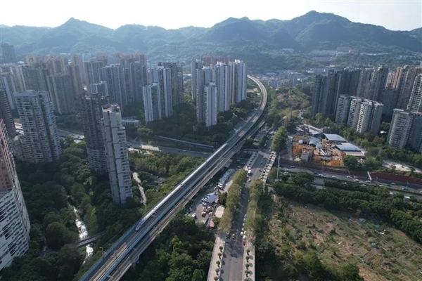 重庆铁路桥惊现第五层！立体交织尽显 “魔幻8D城市” 本色