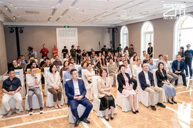 2025外滩国际艺术节启幕：露台观影、AI艺术、达利雕塑齐亮相，艺术赋能外滩秋冬消费场景