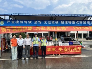 平安产险娄底中支联合高速交警开展高速护航行动