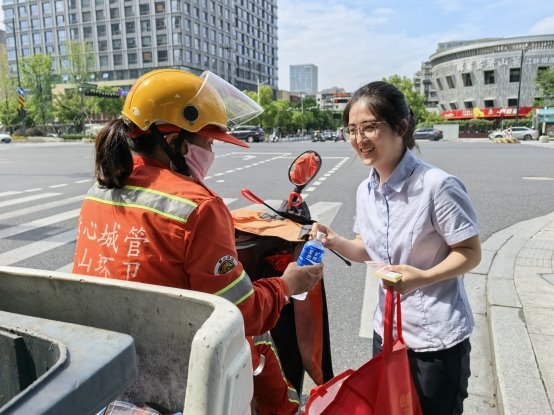邮储银行杭州市萧山区支行营业部爱心驿家持续开展“夏日送清凉”公益活动 业界 第1张