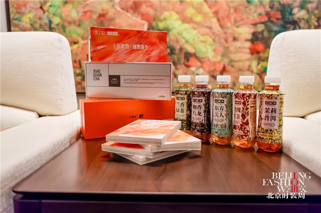 北京时装周启幕!小罐茶携高香无糖茶演绎茶饮时尚新生态