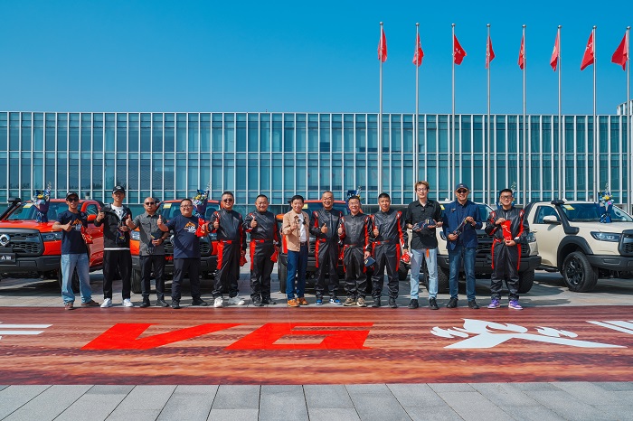 V6火炮交车现场，魏建军的“交底”与“交心”
