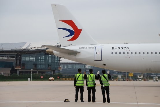 2025国庆中秋“双节”假期收官，东航近2.5万班航班承运超365万旅客