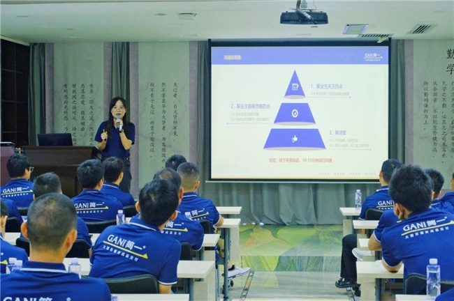 专业认证,持续进步|请放心把家交给简一美好家服务团队