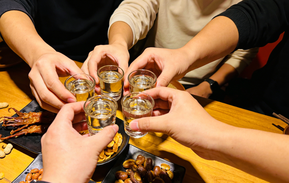 朋友聚会喝酒.png