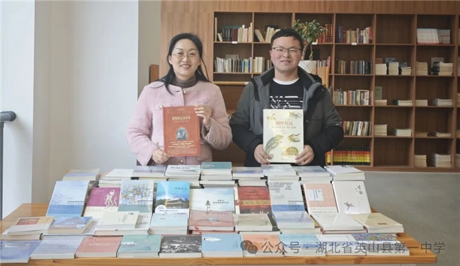 校友王吉向母校英山一中捐赠珍贵图书