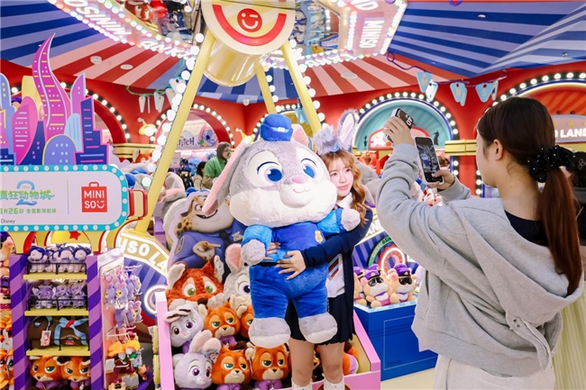 从经典IP到原创设计:名创优品MINISO杭州店解决潮玩盲盒怎么选难题