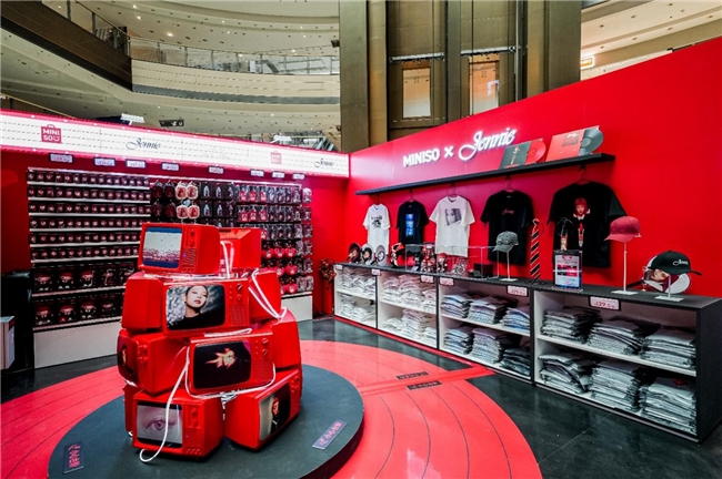 潮玩盲盒品牌名创优品MINISO破圈K-POP，JENNIE联名快闪创年内单店业绩新高