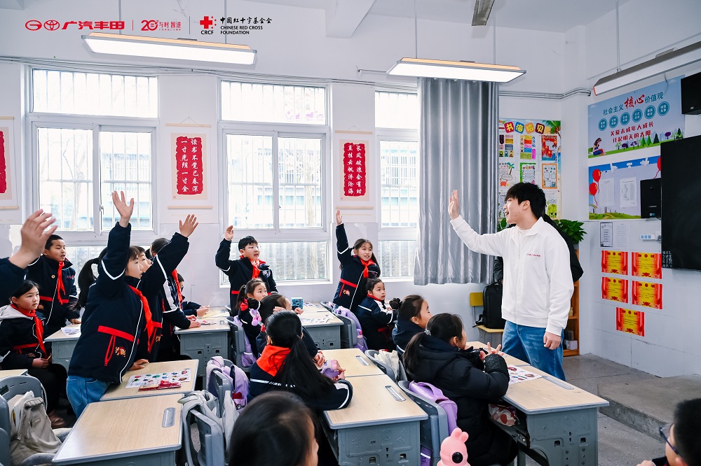 同学们在交通安全课堂与广汽丰田员工志愿者踊跃互动，在快乐中成长.jpg