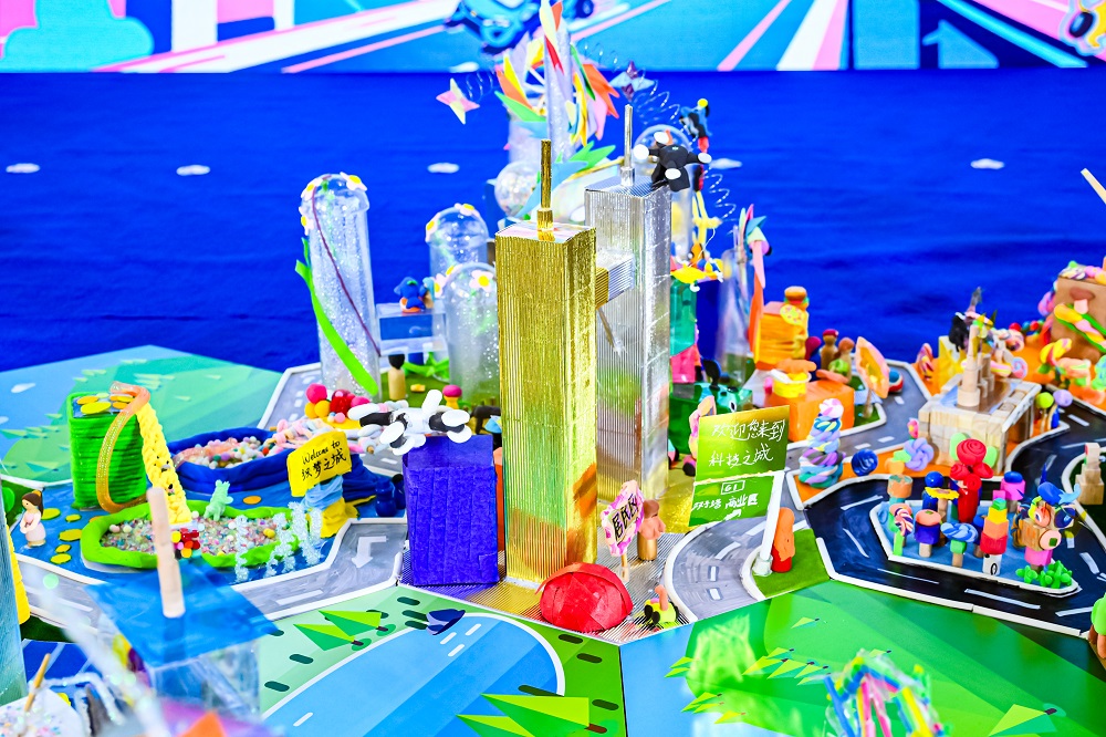 “科技之城”蕴含着孩子们对未来出行的创意与思考.jpg