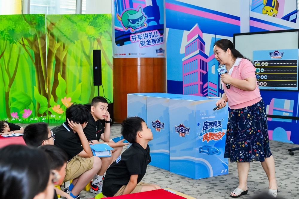 中国科学院广州能源研究所漆小玲博士为孩子们分享《环保汽车：科技与绿色的完美邂逅》.jpg