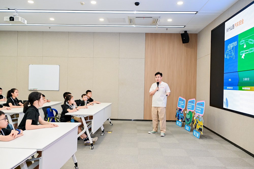 广汽丰田智能座舱工程师贺建珍向孩子们讲解汽车科技，为孩子们的奇思妙想注入技术灵感.JPG